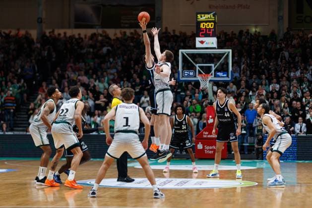 Tip-off with Marten Linssen Gladiators Trier and Niklas Wimberg Veolia Towers Hamburg , Vet Concept Gladiators Trier vs Veolia Towers Hamburg, Basketball, easyCredit BBL, 25 Matchday, Season 2025 2026, 18 03 2026 Vet Concept Gladiators Trier vs Veolia Towers Hamburg, Basketball, easyCredit BBL, 25 Matchday, Season 2025 2026, 18 03 2026 Copyright: xEibner-Pressefoto AlexanderxNeisx EP_ANS