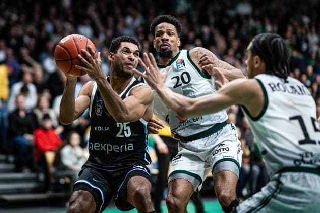 Kenneth Ogbe Veolia Towers Hamburg in a duel with Urald King Gladiators Trier and Jordan Roland Gladiators Trier , Vet Concept Gladiators Trier vs Veolia Towers Hamburg, Basketball, easyCredit BBL, 25 Matchday, Season 2025 2026, 18 03 2026 Vet Concept Gladiators Trier vs Veolia Towers Hamburg, Basketball, easyCredit BBL, 25 Matchday, Season 2025 2026, 18 03 2026 Copyright: xEibner-Pressefoto AlexanderxNeisx EP_ANS