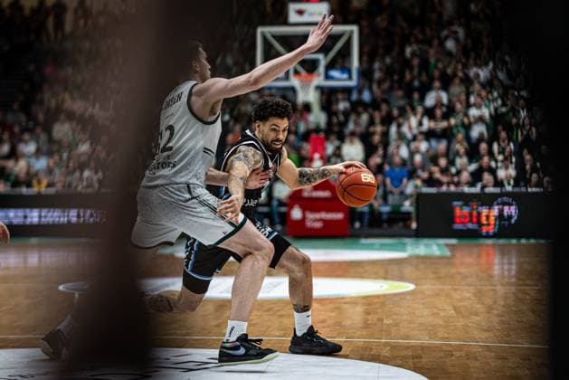 Devon Daniels Veolia Towers Hamburg in duel with Marten Linssen Gladiators Trier , Vet Concept Gladiators Trier vs Veolia Towers Hamburg, Basketball, easyCredit BBL, 25 Matchday, Season 2025 2026, 18 03 2026 Vet Concept Gladiators Trier vs Veolia Towers Hamburg, Basketball, easyCredit BBL, 25 Matchday, Season 2025 2026, 18 03 2026 Copyright: xEibner-Pressefoto AlexanderxNeisx EP_ANS