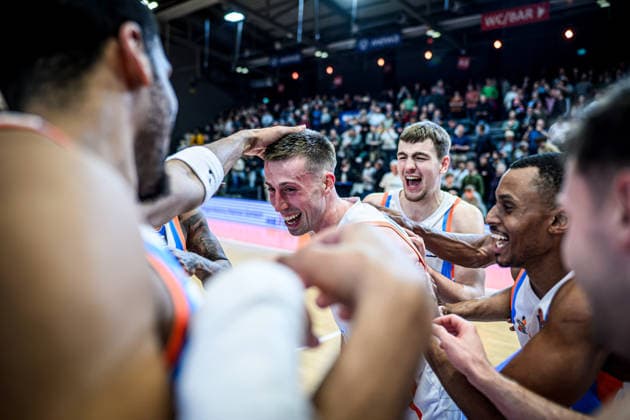 easycredit BBL Basketball Bundesliga 2025 2026 21 Matchday Catch-up 18 03 2026 Science City Jena vs EWE Baskets Oldenburg Mitte The outstanding player Joe Wieskamp Jena is cheered by his teammates after the home win against Oldenburg Sparkassen Arena