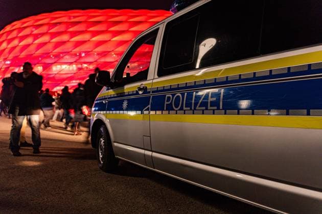 18 03 2026, FC Bayern München vs Atalanta Bergamo, UEFA Champions League, round of 16 second leg Fans in front of the Allianz Arena pilgrimage into the stadium Spectator Crowd outside view Red Allianz Arena at night Darkness, police violence Security Exits Police operation Emergency Regulations prohibit any use of photographs as image sequences and or quasi video Copyright: xBahhoxKarax