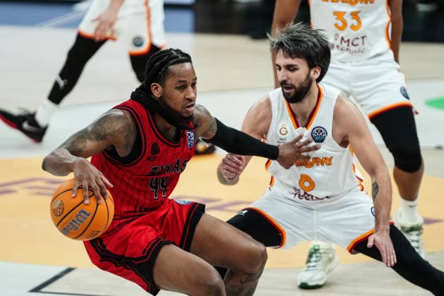 Galatasaray MCT Technic v Rytas Vilnius - Basketball Champions League ISTANBUL, TURKIYE - MARCH 18: Can Korkmaz (R) of Galatasaray MCT Technic in action against Kenneth Jerome Smith Jr. (L) of Rytas Vilnius during the Basketball Champions League Round of 16 in the sixth and final week of Group I match between Galatasaray MCT Technic and Rytas Vilnius at the Turkcell Basketball Development Center in Istanbul, Turkiye, on March 18, 2026. Hakan Akgun Anadolu Istanbul Turkey. Editorial use only. Please get in touch for any other usage.  Copyright: x2026xAnadoluxHakanxAkgunx