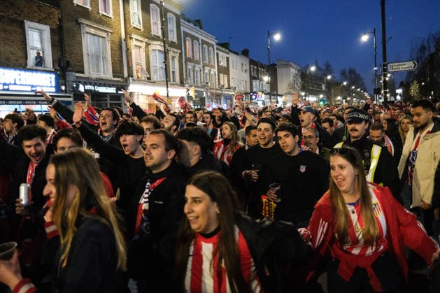 Tottenham Hotspur gegen Atletico De Madrid 18. März 2026, London UEFA Champions League Achtelfinal-Rückspiel Tottenham Hotspur gegen Atletico De Madrid Fans von Atletico Madrid nähern sich dem Stadion Foto Jacques Feeney Offside London UK  Copyright: xJacquesxFeeneyx xOffsidexOffside
