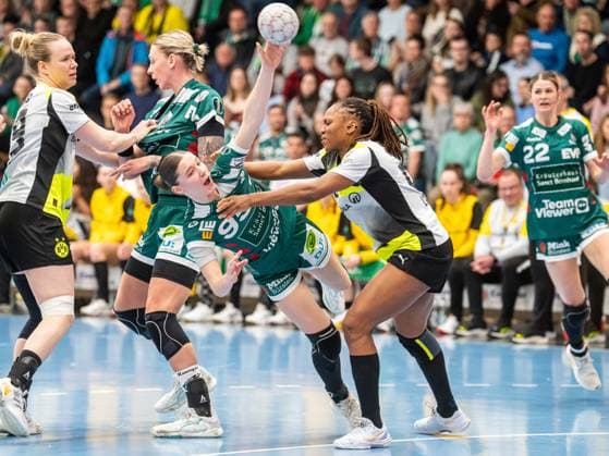 Lara Daeuble Frisch Auf Frauen, 95 leigt quer in der Luft und wird von Deborah Lassource Borussia Dortmund, 22 gestoert, Frisch Auf Goeppingen vs Borussia Dortmund, Handball, 1 Bundesliga, Spielzeit 2025 2026, 18 03 2026 Frisch Auf Goeppingen vs Borussia Dortmund, Handball, 1 Bundesliga, Spielzeit 2025 2026, 18 03 2026 Goeppingen Copyright: xMichaelxSchmidt Eibner-Pressefotx EP_MST