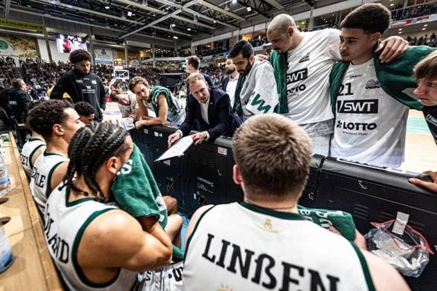Jacques Schneider Gladiators Trier with the team during timeout, Vet Concept Gladiators Trier vs Veolia Towers Hamburg, Basketball, easyCredit BBL, Matchday 25, Season 2025 2026, 18 03 2026 Vet Concept Gladiators Trier vs Veolia Towers Hamburg, Basketball, easyCredit BBL, Matchday 25, Season 2025 2026, 18 03 2026 Copyright: xEibner-Pressefoto AlexanderxNeisx EP_ANS