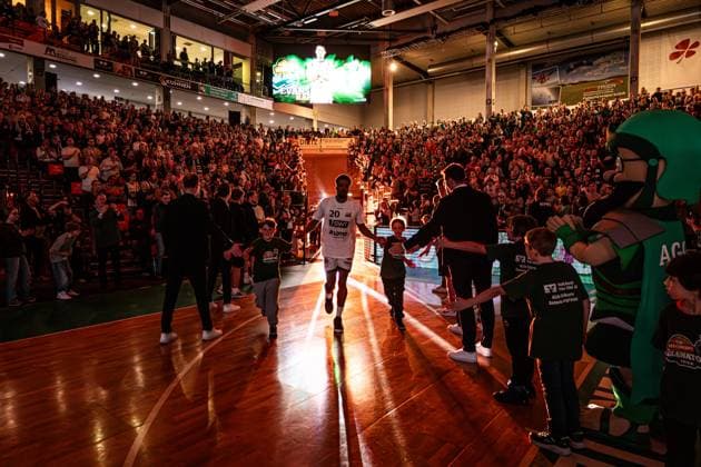 Urald King Gladiators Trier entering the arena, Vet Concept Gladiators Trier vs Veolia Towers Hamburg, Basketball, easyCredit BBL, Matchday 25, Season 2025 2026, 18 03 2026 Vet Concept Gladiators Trier vs Veolia Towers Hamburg, Basketball, easyCredit BBL, Matchday 25, Season 2025 2026, 18 03 2026 Copyright: xEibner-Pressefoto AlexanderxNeisx EP_ANS