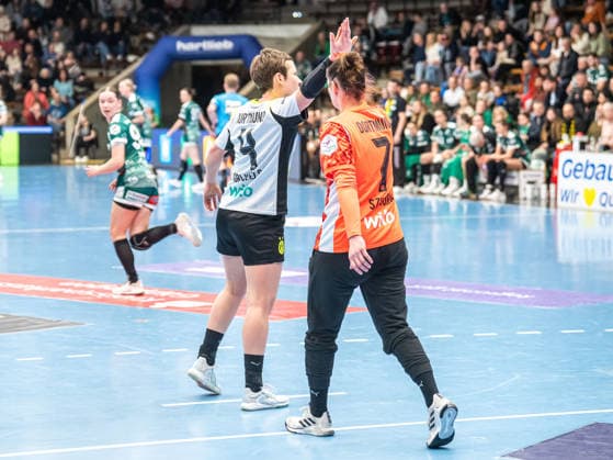 Alina Grijseels Borussia Dortmund, 04 and Melinda Szikora Borussia Dortmund, 07 high-five each other, Frisch Auf Goeppingen vs Borussia Dortmund, Handball, 1 Bundesliga, Season 2025 2026, 18 03 2026 Frisch Auf Goeppingen vs Borussia Dortmund, Handball, 1 Bundesliga, Season 2025 2026, 18 03 2026 Goeppingen Copyright: xMichaelxSchmidt Eibner-Pressefotx EP_MST