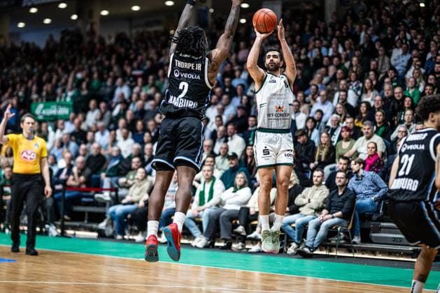 Clayton Guillozet Gladiators Trier in duel with Leonard Thorpe Jr Veolia Towers Hamburg , Vet Concept Gladiators Trier vs Veolia Towers Hamburg, Basketball, easyCredit BBL, 25 Matchday, Season 2025 2026, 18 03 2026 Vet Concept Gladiators Trier vs Veolia Towers Hamburg, Basketball, easyCredit BBL, 25 Matchday, Season 2025 2026, 18 03 2026 Copyright: xEibner-Pressefoto AlexanderxNeisx EP_ANS