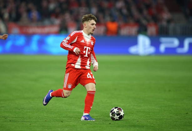 Football, Men, Champions League, Season 2025 2026, FC Bayern Munich Atalanta Bergamo, Round of 16 second leg, Allianz Arena Lennart Karl FC Bayern Munich with ball in attack