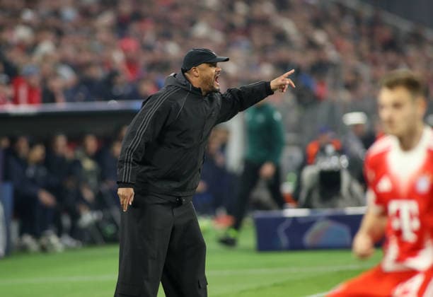 Football, Men, Champions League, Season 2025 2026, FC Bayern Munich Atalanta Bergamo, Round of 16 second leg, Allianz Arena Vincent Kompany, Coach FC Bayern Munich raises his left arm, shout, scream