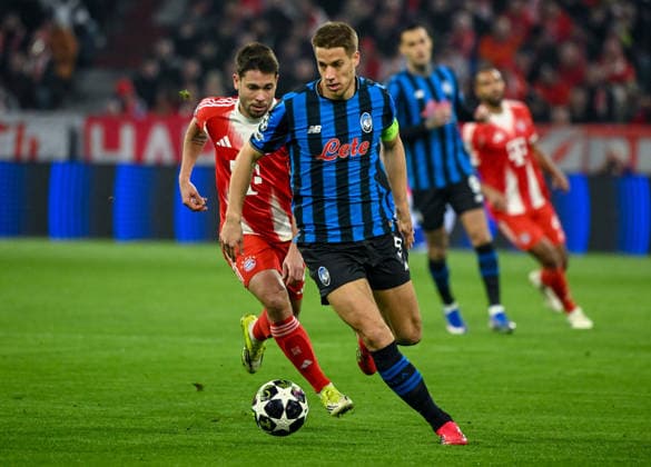 18 03 2026, xemx, Football UEFA Champions League, FC Bayern Muenchen Atalanta Bergamo v l Raphael Guerreiro FC Bayern Muenchen , Mario Pasalic Atalanta Bergamo Zweikampf, Aktion, action, battle for the ball DFL DFB REGULATIONS PROHIBIT ANY USE OF PHOTOGRAPHS as IMAGE SEQUENCES and or QUASI VIDEO Muenchen