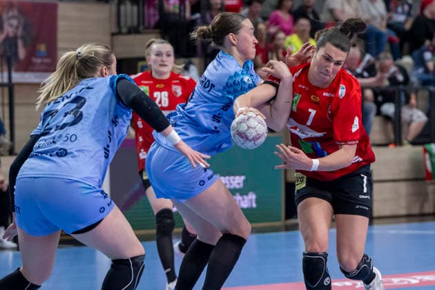 Handball Bundesliga Women,HBF, Season 2025 2026 SV Union Halle Neustadt vs HSG Bensheim Auerbach Halle, Germany 18 March 2026 In the picture from left Nele Wenzel Bensheim Auerbach , Lena Degenhardt Bensheim Auerbach and Lynn Molenaar Halle Halle Saale SWH Arena Sachsen Anhalt Germany