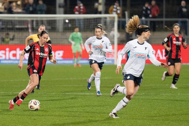18 03 2026, xhfmx, Fußball Google Pixel Frauen Bundesliga, Eintracht Frankfurt TSG Hoffenheim v l Geraldine Reuteler Eintracht Frankfurt Frauen , Lisa Doorn TSG 1899 Hoffenheim Frauen DFL DFB REGULATIONS PROHIBIT ANY USE OF PHOTOGRAPHS as IMAGE SEQUENCES and or QUASI VIDEO Frankfurt am Main