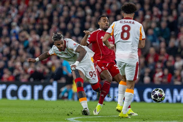 Football - UEFA Champions League - Round of 16 - 2nd Leg - Liverpool FC v Galatasaray A.Åž. LIVERPOOL, ENGLAND - Wednesday, March 18, 2026: Galatasaray s Mario Lemina with a shot towards goal during the UEFA Champions League Round of 16 2nd Leg match between Liverpool FC and Galatasaray A.Åž. at Anfield. (Photo by David Rawcliffe Propaganda) LIVERPOOL Anfield MERSEYSIDE ENGLAND  Copyright: xDavidxRawcliffex P2026-03-18-Liverpool_Galatasaray-38
