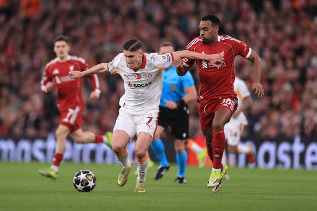 Fußball UEFA Champions League Achtelfinale Liverpool gegen Galatasaray 18. März 2026 UEFA Champions League Achtelfinale Liverpool gegen Galatasaray Roland Sallai von Galatasaray und Ryan Gravenberch von Liverpool Foto Simon Stacpoole Abseits Liverpool UK  Copyright: xSimonxStacpoolexOffside