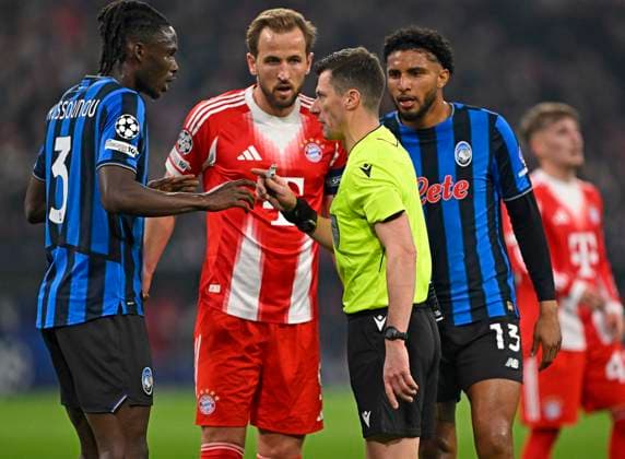 18 03 2026, Football UEFA Championsleague 2025 2026 Round of 16 second leg, FC Bayern Munich Atalanta Bergamo, in the Allianz Arena Munich, f l Odilon Kossounou Atalanta Bergamo , Harry Kane FC Bayern Munich , referee Benoit Bastien FRankreich and Ederson Atalanta Bergamo DFL and DFB regulations prohibit any use of photographs as image sequences and or quasi video