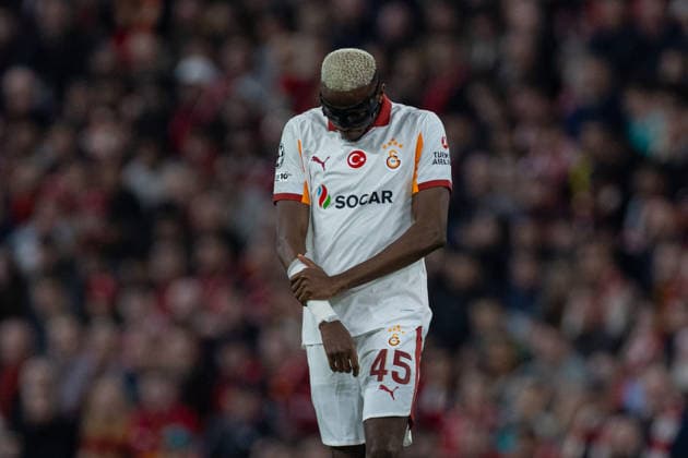 Football - UEFA Champions League - Round of 16 - 2nd Leg - Liverpool FC v Galatasaray A.Åž. LIVERPOOL, ENGLAND - Wednesday, March 18, 2026: Galatasaray s Victor Osimhen holds his arm during the UEFA Champions League Round of 16 2nd Leg match between Liverpool FC and Galatasaray A.Åž. at Anfield. (Photo by David Rawcliffe Propaganda) LIVERPOOL Anfield MERSEYSIDE ENGLAND  Copyright: xDavidxRawcliffex P2026-03-18-Liverpool_Galatasaray-42