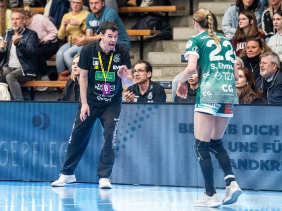 Nico Kiener, Head Coach Frisch Auf Women gives Sina Ehmann Frisch Auf Women, 22 Instructions, Frisch Auf Goeppingen vs Borussia Dortmund, Handball, 1 Bundesliga, Season 2025 2026, 18 03 2026 Frisch Auf Goeppingen vs Borussia Dortmund, Handball, 1 Bundesliga, Season 2025 2026, 18 03 2026 Goeppingen Copyright: xMichaelxSchmidt Eibner-Pressefotx EP_MST
