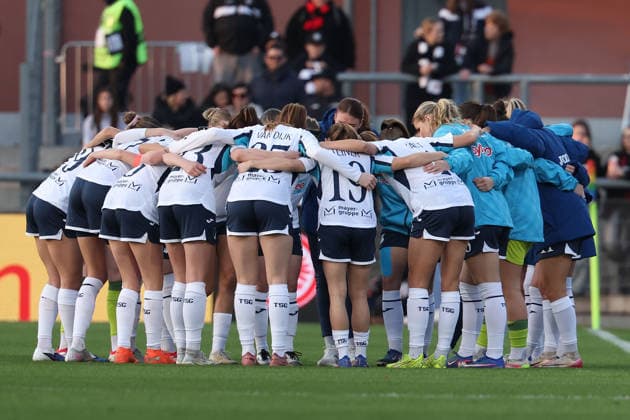 FBL Frauen Bundesliga Eintracht Frankfurt and TSG Hoffenheim The TSG Hoffenheim team forms a pre match huddle, emphasizing unity, motivation, and collective spirit during the Google Pixel Frauen Bundesliga match between Eintracht Frankfurt and TSG Hoffenheim on March 18, 2026, at Stadion am Brentanobad in Frankfurt am Main, Germany Copyright: JoaquimxFerreira