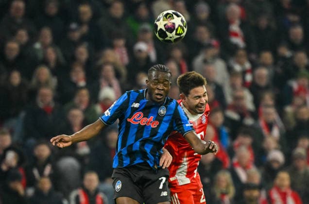 18 03 2026, xemx, Football UEFA Champions League, FC Bayern Muenchen Atalanta Bergamo v l Kamaldeen Sulemana Atalanta Bergamo , Raphael Guerreiro FC Bayern Muenchen Zweikampf, Aktion, action, battle for the ball DFL DFB REGULATIONS PROHIBIT ANY USE OF PHOTOGRAPHS as IMAGE SEQUENCES and or QUASI VIDEO Muenchen