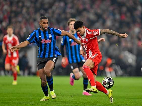18 03 2026, Football UEFA Championsleague 2025 2026 Round of 16 second leg, FC Bayern Munich Atalanta Bergamo, in the Allianz Arena Munich, v l Isak Hien Atalanta Bergamo vs Luis Diaz FC Bayern Munich DFL and DFB regulations prohibit any use of photographs as image sequences and or quasi video