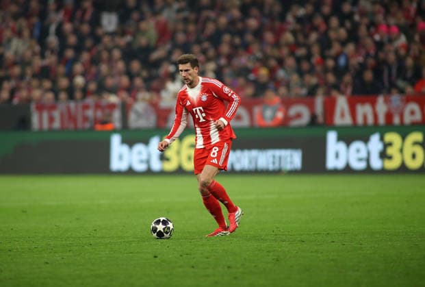 Football, Men, Champions League, Season 2025 2026, FC Bayern Munich Atalanta Bergamo, Round of 16 second leg, Allianz Arena Leon Goretzka FC Bayern Munich with ball
