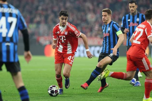in duel, action, with Alexandar Pavlovic 45 FC Bayern Muenchen , Mario Pasalic 8 Atalanta Bergamo , FC Bayern Muenchen vs Atalanta Bergamo, Football, UEFA, Champions League, Round of 16, second leg, 18 03 2026 Muenchen Bayern Germany Copyright: xkolbert-press ChristianxKolbertx