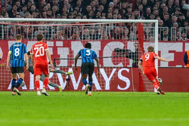 18 03 2026, FC Bayern München vs Atalanta Bergamo, UEFA Champions League, Round of 16 second leg goal to 1 0 by Harry Kane FC Bayern Muenchen, 9 after penalty Regulations prohibit any use of photographs as image sequences and or quasi video Copyright: xBahhoxKarax