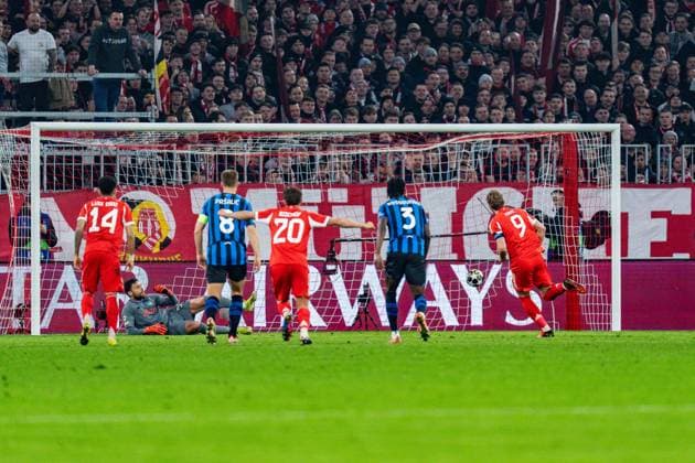18 03 2026, FC Bayern München vs Atalanta Bergamo, UEFA Champions League, Round of 16 second leg goal to 1 0 by Harry Kane FC Bayern Muenchen, 9 after penalty Regulations prohibit any use of photographs as image sequences and or quasi video Copyright: xBahhoxKarax