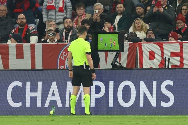 Referee, Referee, Benoit Bastien reviews the handball, VAR, FC Bayern Muenchen vs Atalanta Bergamo, Football, UEFA, Champions League, Round of 16, second leg, 18 03 2026 Muenchen Bayern Germany Copyright: xkolbert-press ChristianxKolbertx