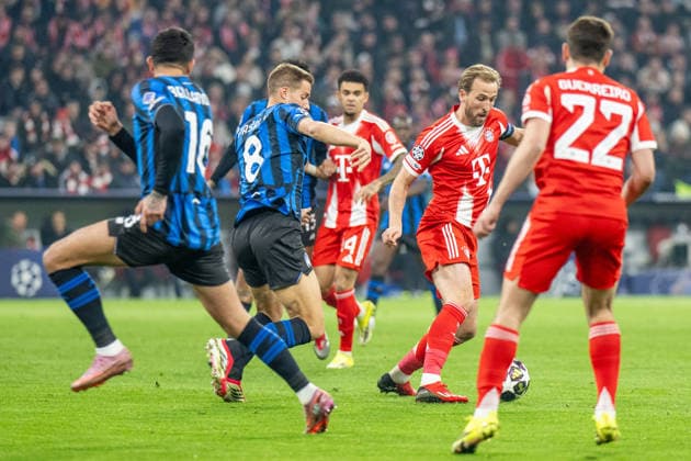 Harry Kane 9 FC Bayern Muenchen in duel with Mario Pasalic 8 Atalanta Bergamo , FC Bayern Muenchen vs Atalanta Bergamo, Fußball, UEFA Champions League, Achtelfinale Rueckspiel, 18 03 2026 DFB regulations prohibit any use of photographs as image sequences and or quasi video Muenchen Bayern Germany Copyright: xkolbert-press UlrichxGamelx