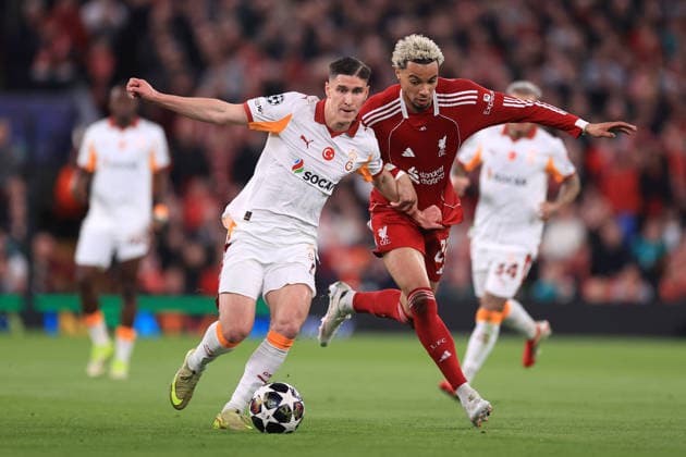 Fußball UEFA Champions League Achtelfinale Liverpool gegen Galatasaray 18. März 2026 UEFA Champions League Achtelfinale Liverpool gegen Galatasaray Roland Sallai von Galatasaray und Hugo Ekitike von Liverpool Foto Simon Stacpoole Abseits Liverpool UK  Copyright: xSimonxStacpoolexOffside