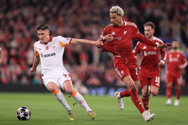 Fußball UEFA Champions League Achtelfinale Liverpool gegen Galatasaray 18. März 2026 UEFA Champions League Achtelfinale Liverpool gegen Galatasaray Roland Sallai von Galatasaray und Hugo Ekitike von Liverpool Foto Simon Stacpoole Abseits Liverpool UK  Copyright: xSimonxStacpoolexOffside