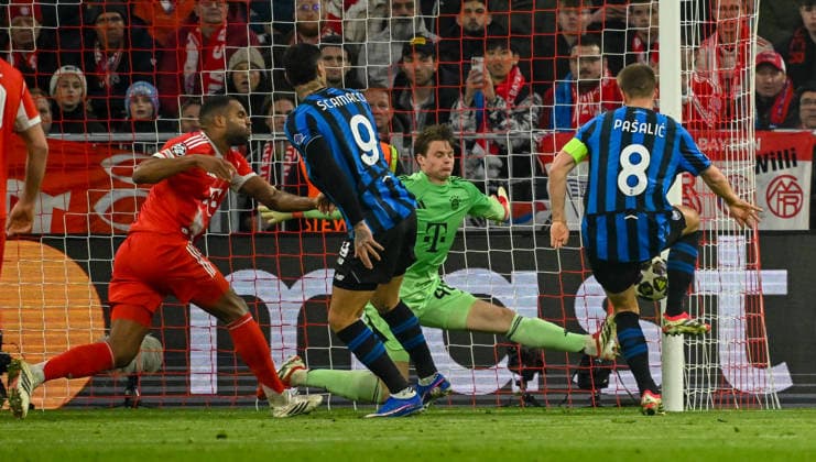 18 03 2026, xemx, Football UEFA Champions League, FC Bayern Muenchen Atalanta Bergamo v l Jonas Urbig FC Bayern Muenchen , Mario Pasalic Atalanta Bergamo Zweikampf, Aktion, action, battle for the ball DFL DFB REGULATIONS PROHIBIT ANY USE OF PHOTOGRAPHS as IMAGE SEQUENCES and or QUASI VIDEO Muenchen