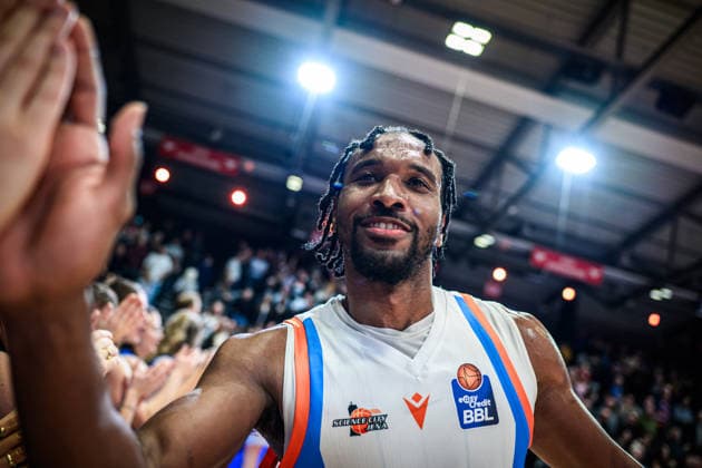easycredit BBL Basketball Bundesliga 2025 2026 21 Matchday Catch-up 18 03 2026 Science City Jena vs EWE Baskets Oldenburg Keith Braxton Jena claps with fans after the win, joy, Portrait Sparkassen Arena