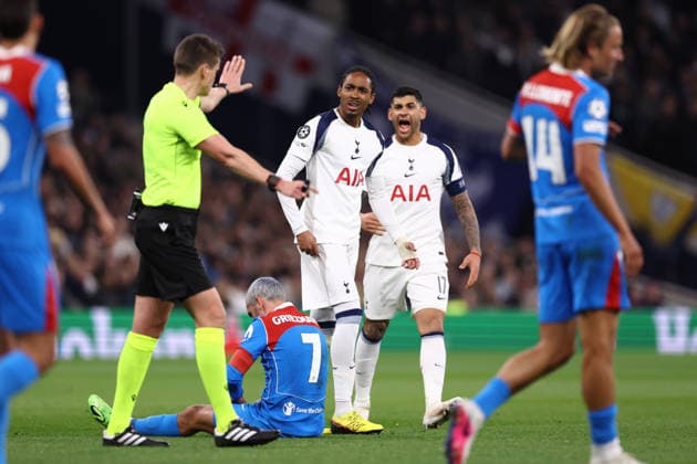 Tottenham Hotspur gegen Atletico De Madrid 18. März 2026, London UEFA Champions League Achtelfinale Tottenham Hotspur gegen Atletico De Madrid Djed Spence von Tottenham Hotspur streitet mit Schiedsrichter Daniel Siebert, als dieser das Spiel unterbricht Foto Jacques Feeney Offside London UK  Copyright: xJacquesxFeeneyx xOffsidexOffside