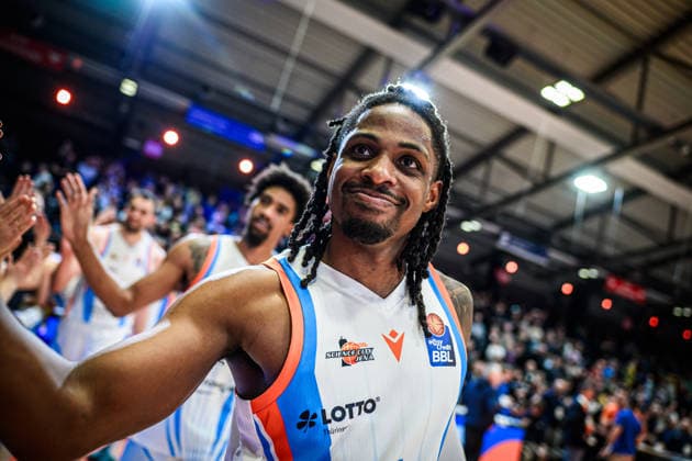 easycredit BBL Basketball Bundesliga 2025 2026 21 Matchday Catch-up 18 03 2026 Science City Jena vs EWE Baskets Oldenburg Uchenna Iroegbu Jena high-fives with fans, Portrait, Joy Sparkassen Arena