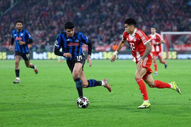 Soccer Champions League Round of 16 FC Bayern Munich Atalanta Bergamo on 18 03 2026 at the Allianz Arena in Munich Raoul Bellanova Bergamo , left Luis Diaz Munich , right xMSx