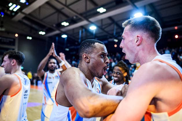 easycredit BBL Basketball Bundesliga 2025 2026 21 Matchday catch-up game 18 03 2026 Science City Jena vs EWE Baskets Oldenburg v li cheering Chris Carter and Joe Wieskamp, both Jena Sparkassen Arena