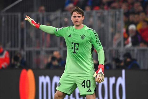 Goalkeeper Jonas URBIG Bayern Muenchen , gestures,gives instructions,action,single image,cropped single motif,half figure,half figure Football Champions League,season 2025 26, round of 16 FC Bayern Muenchen Atalanta Bergamo on 18 03 2026 A L L I A N Z A R E N A