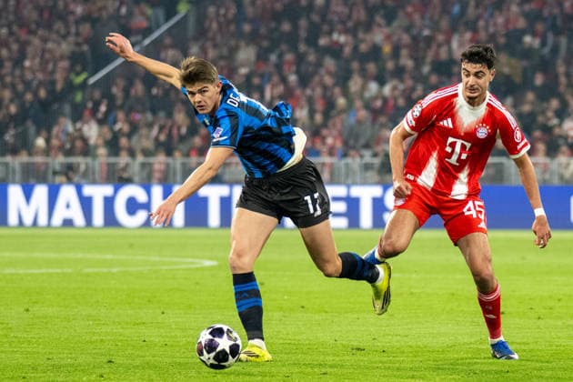 Charles de Ketelaere 17 Atalanta Bergamo in duel with Aleksandar Pavlovic 45 FC Bayern Muenchen , FC Bayern Muenchen vs Atalanta Bergamo, Fußball, UEFA Champions League, Achtelfinale Rueckspiel, 18 03 2026 DFB regulations prohibit any use of photographs as image sequences and or quasi video Muenchen Bayern Deutschland Copyright: xkolbert-press UlrichxGamelx