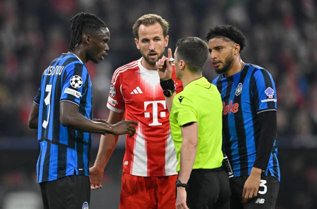 Referee Referee Benoit Bastien FRA in conversation Discussion with Harry Kane FC Bayern Muenchen FCB 09 Odilon Kossounou Atalanta BC Bergamo 03 Ederson Atalanta BC Bergamo 13 Gesture Gesture FC Bayern Muenchen FCB vs Atalanta Bergamo CL Champions League Round of 16 second leg 18 03 2026 DFL REGULATIONS PROHIBIT ANY USE OF PHOTOGRAPHS AS IMAGE SEQUENCES AND OR QUASI VIDEO FC Bayern Muenchen FCB vs Atalanta Bergamo