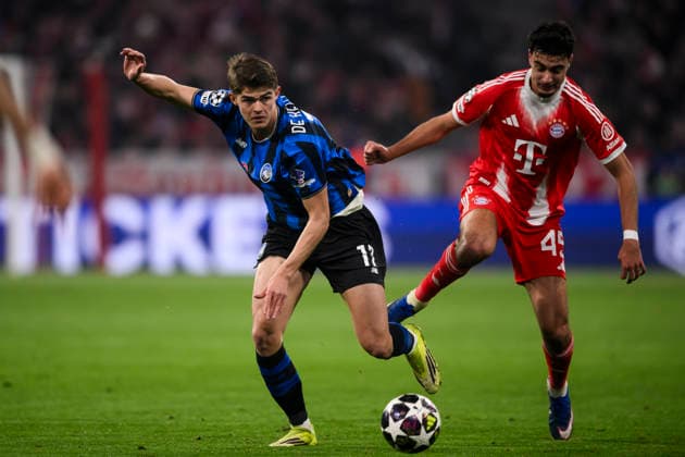 FC Bayern Munchen v Atalanta BC - UEFA Champions League Aleksandar Pavlovic of FC Bayern Munchen competes for the ball with Charles De Ketelaere of Atalanta BC during the UEFA Champions League 2025 26 knockout phase round of 16 second leg football match between FC Bayern Munchen and Atalanta BC. Munich Germany Copyright: xNicolòxCampox