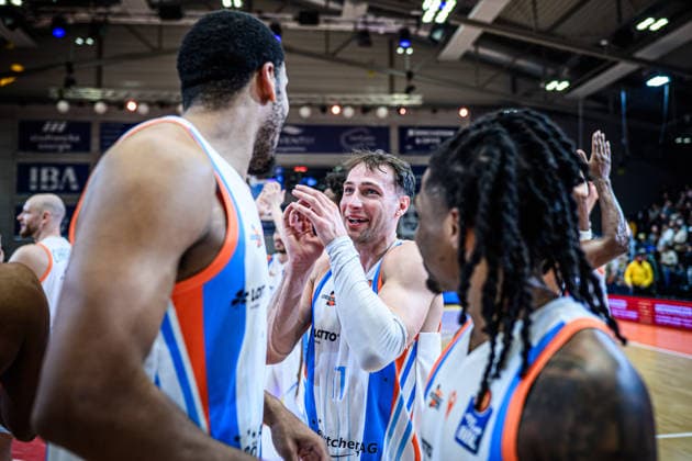 easycredit BBL Basketball Bundesliga 2025 2026 21 Matchday Catch-up 18 03 2026 Science City Jena vs EWE Baskets Oldenburg Center Jack Pagenkopf Jena Joy with teammates after his first home game and victory Sparkassen Arena