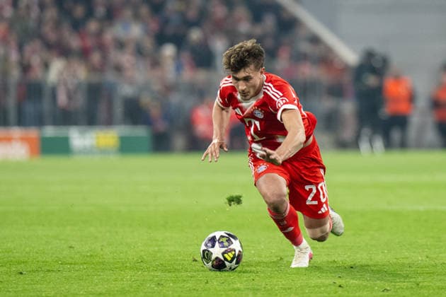Tom Bischof 20 FC Bayern Muenchen slips, but recovers, FC Bayern Muenchen vs Atalanta Bergamo, Football, UEFA Champions League, Round of 16 second leg, 18 03 2026 DFB regulations prohibit any use of photographs as image sequences and or quasi video Muenchen Bayern Germany Copyright: xkolbert-press UlrichxGamelx