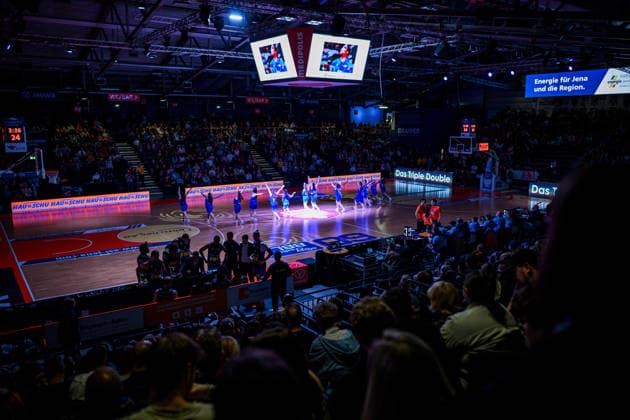 easycredit BBL Basketball Bundesliga 2025 2026 21 Matchday Catch-up match 18 03 2026 Science City Jena vs EWE Baskets Oldenburg View into the Sparkassen Arena Jena Performance dance group in a time-out Sparkassen Arena