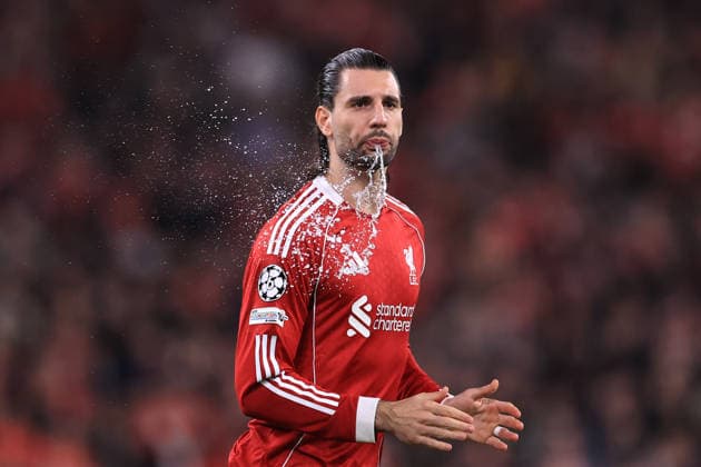 Fußball UEFA Champions League Achtelfinale 2. Spiel Liverpool gegen Galatasaray 18. März 2026 UEFA Champions League Achtelfinale 2. Spiel Liverpool gegen Galatasaray Dominik Szoboszlai von Liverpool spuckt Wasser Foto Simon Stacpoole Offside Liverpool UK  Copyright: xSimonxStacpoolexOffside