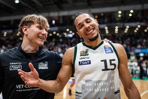 Jorke Aav Gladiators Trier and Jordan Roland Gladiators Trier cheer, Vet Concept Gladiators Trier vs Veolia Towers Hamburg, Basketball, easyCredit BBL, 25 Matchday, Season 2025 2026, 18 03 2026 Vet Concept Gladiators Trier vs Veolia Towers Hamburg, Basketball, easyCredit BBL, 25 Matchday, Season 2025 2026, 18 03 2026 Copyright: xEibner-Pressefoto AlexanderxNeisx EP_ANS