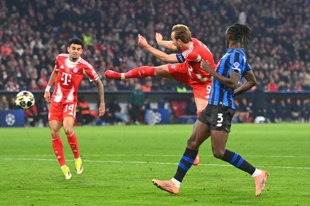 Goal chance Harry KANE Bayern Muenchen ,Action,Shot,left Luis DIAZ Bayern Muenchen right Odilon Kossounou Atalanta Football Champions League,Season 2025 26, Round of 16 FC Bayern Muenchen Atalanta Bergamo on 18 03 2026 A L L I A N Z A R E N A