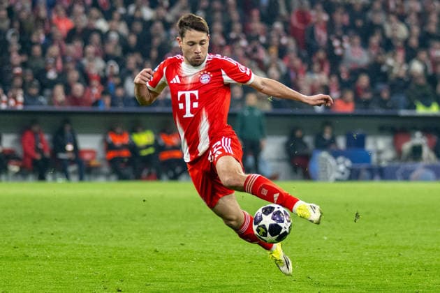 Raphael Guerreiro 22 FC Bayern Muenchen Action, FC Bayern Muenchen vs Atalanta Bergamo, Fußball, UEFA Champions League, Achtelfinale Rueckspiel, 18 03 2026 DFB regulations prohibit any use of photographs as image sequences and or quasi video Muenchen Bayern Germany Copyright: xkolbert-press UlrichxGamelx